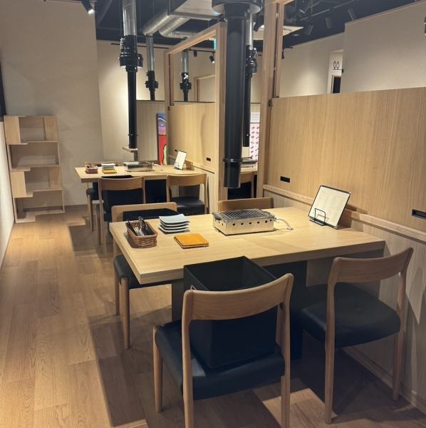 自分たちの空間で落ち着ける店内。普段使いから、デートや接待、合コン、女子会、忘年会に新年会まで様々なシーンでゆったりとご利用いただけます。