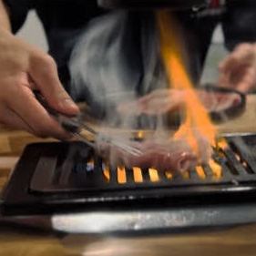 【スタッフが目の前で焼きます♪】当店自慢のとろ肉３秒炙りや、お任せコースのお肉は、お客様の目の前でスタッフが焼かせていただきます。絶妙な焼き加減の上質なお肉を、お熱い内にお楽しみください。
