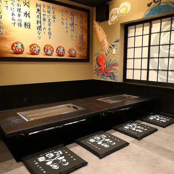 最大8名まで対応可能な座敷席は、パーテーションで仕切れてプライベート感も確保。4名掛けが6卓あり、少人数から中規模の集まりまで柔軟に対応。鉄板を囲んで熱々の料理と会話が弾む空間。落ち着いた料亭風の外観と温かみある店内です♪