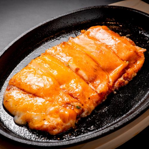 明太もちチーズもんじゃや鉄板焼きなど多彩な品揃え