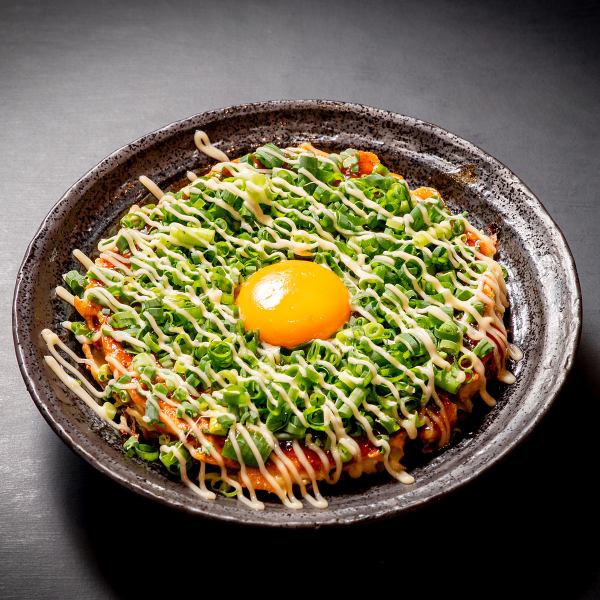 あぶらかすの旨みととろろが決め手の特だるま焼き、生卵仕上げを楽しむ、ふんわり食感