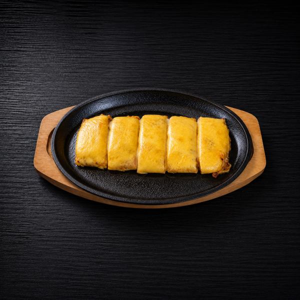 北海道発祥の餅とベーコンを焼きチーズで包みオーロラソースで味付けしたズーチーモー