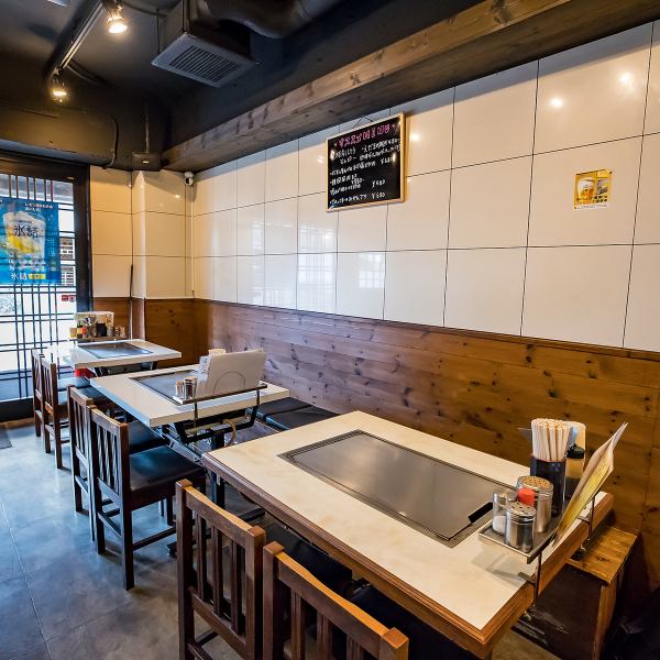 中人数でのご利用を想定した落ち着いた雰囲気の空間！公的な接待では上質なおもてなしを、プライベートな宴会ではリラックスできる空間を提供。美味しい料理とともに心ゆくまでお過ごしください◎！