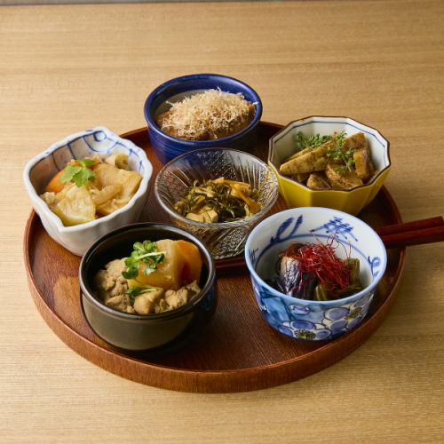 彩り豊かな煮物を６種類盛り合わせ！