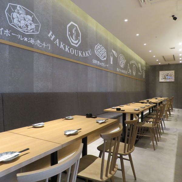 【2名~OKの個室完備◎】落ち着いた雰囲気の店内には少人数様からご利用いただける個室、2名様からゆったりお過ごしいただけるお席などをご用意しておりますのでデートや記念日のお祝いなどはもちろん、接待などの大切なシーンにもおすすめです。人気のお席は埋まってしまう場合がございますので、ご予約はお早めに！