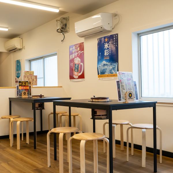 大型宴会に合わせたレイアウトを採用し、ゆったりと座れるテーブル席を多数配置★余裕のある広さで、最大規模の宴会にも対応可能です！明るい照明と清潔感のあるデザインで心地よい時間をお過ごしいただけます◎歓送迎会や忘新年会にもぴったりの快適空間を提供しています♪