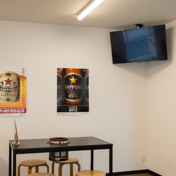 少人数利用に最適な落ち着いたテーブル席を完備★周囲と適度な距離を保ちながら、プライベート感を大切にできるレイアウトです◎カジュアルな内装で、気軽に食事や会話を楽しめる心地よさを兼ね備えています！絶品鶏焼肉を囲んで至福のひと時を♪