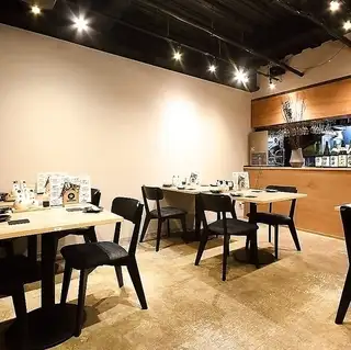 可容納2-4人的餐桌。請利用我們的服務進行約會、私人聚會、女生之夜等等!