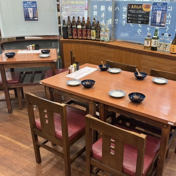 店内はテーブル席になっており、お席はレイアウト変更も可能◎少人数利用に嬉しい2名様テーブルから宴会に人気な8名様テーブルもご用意しております！人数によってレイアウトも変更いたしますので、お気軽にお問合せください♪
