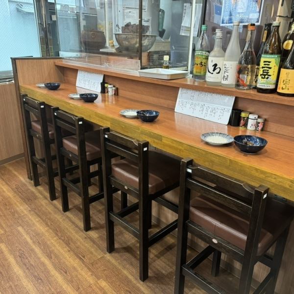 【お一人様も大歓迎◎】カウンター席は、4席ご用意しておりますので、初めての方やお一人様でも安心してご利用いただけます！お仕事帰りやプライベートの時など、サクッと一杯飲みたい時にご利用ください♪