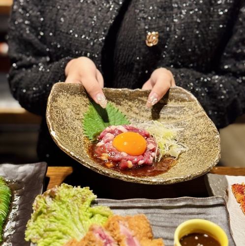【肉問屋ならでは】厚切りユッケ×大粒の地鶏卵黄