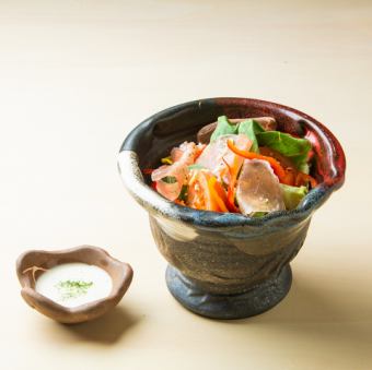 生ハムとルッコラのシーザーサラダ