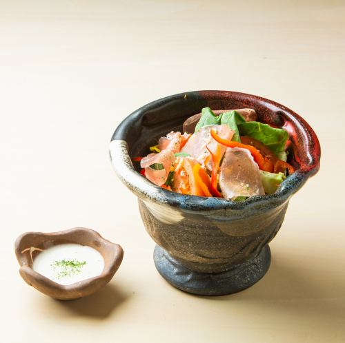 生ハムとルッコラのシーザーサラダ