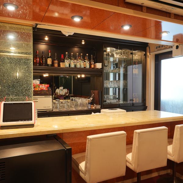 【お1人様でもゆったり過ごせるカウンター席】カウンター席は3席ご用意。一人でゆっくりお酒を嗜むもよし、スタッフとの会話を楽しむもよし、またお客様同士でワイワイ盛り上がるもよし♪思い思いの過ごし方でご利用いただけます！