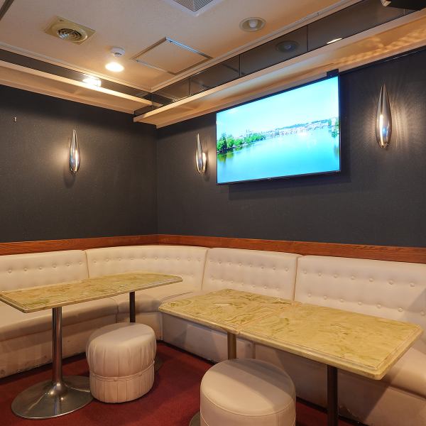 【テーブル席はグループでのご来店にもおすすめ】飲み会の2次会・3次会や、お酒を飲みながらカラオケがしたい時、皆で気兼ねなくワイワイ騒ぎたい時など、飲んで歌って楽しい時間をお過ごしください♪テーブル席も完備しているので、グループでのご来店にもぴったりです◎