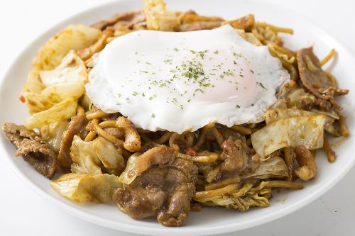 カレー焼そば ～目玉焼添え～