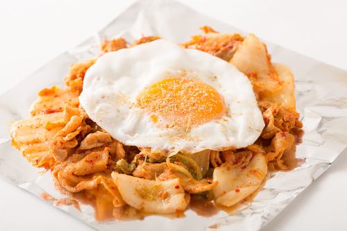 ブタキムチ ～目玉焼添え～