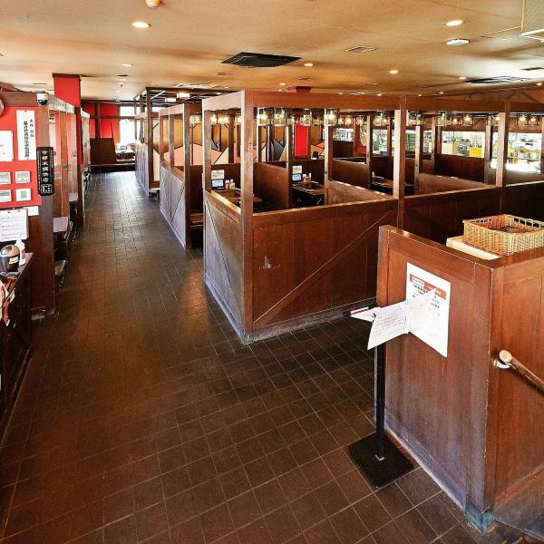 広々としてきれいな店内。居心地が良く、気軽に食事やお酒が楽しめる空間。友人・カップル・家族で和やかな時間を。