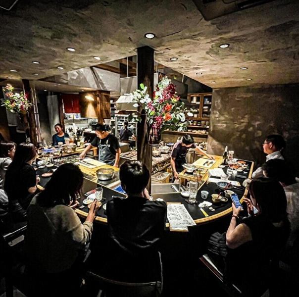 古民家を改築し、創り上げた酒場あらかぶは平尾の地に店を構えております。カウンター席では、目の前でお料理を仕上げご提供する、まさに“ライブカウンター”として本物を知る大人たちを魅了します。二階の対面のお席では、ご家族でのご利用や、会社様でのご利用など様々なシーンでご活用出来るお席をご用意しております。