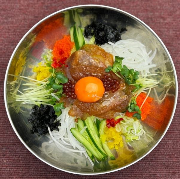 【普段のお食事にもどうぞ】ご家族やご友人とのお食事にもご利用ください！かきやたこを使った香ばしいチヂミ、〆にラーメンやおじやもご注文いただけるお鍋など、しっかりご飯もお召し上がりいただけます。お腹いっぱい食べたい時は「フライドチキン」がオススメ。ご家族みんなで楽しめる定番のチキンです♪