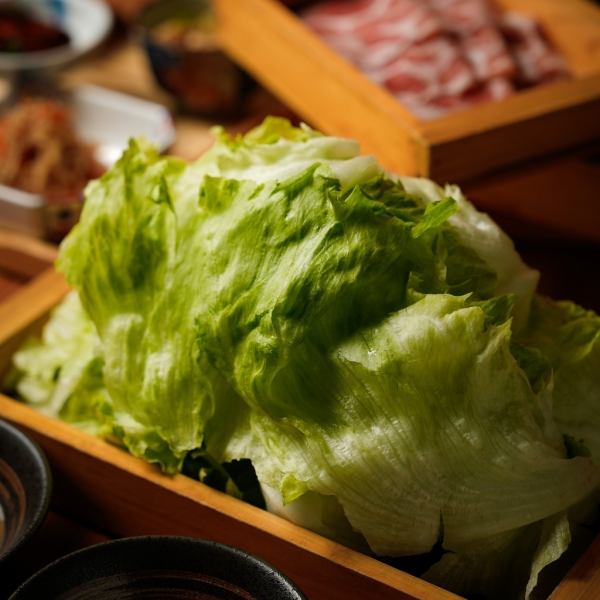 〈当店の看板メニュー〉理想の味をとことん追求した極上【レタスしゃぶしゃぶ】