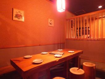 Interior that uses wooden materials abundantly.It is an atmosphere that calms down in a warm and fashionable shop ♪