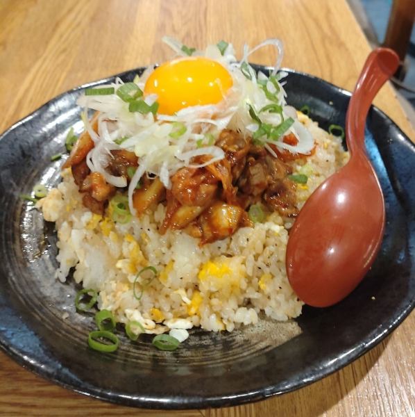 【ボリューム満点の食事をご用意！】人気のビビンバ風に仕上げた「旨たまチャーハン」「デビルチャーハン」