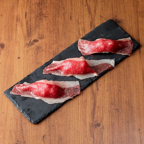 【名物】肉寿司　3貫