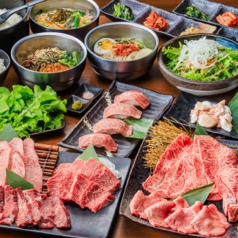 【식사 플랜】두껍게 썬 탄이나 상하라미, 상갈비, 오토로 스시 등을 포함한 전 18품 7000엔(부가세 포함)