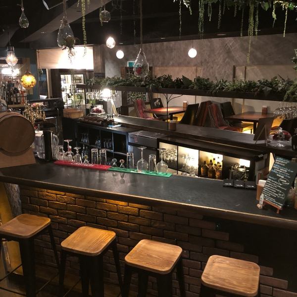  【Counter seat where distance between two people shrinks】 Inside of calm atmosphere feel dating ◎ Bowl of conversation with wine and chef's handmade ♪ Menu and items not on the blackboard will also be made according to the request, so you like it Please taste the food as much as possible. 