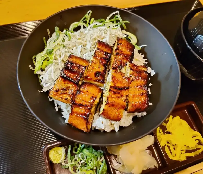 釜揚げしらすうな丼