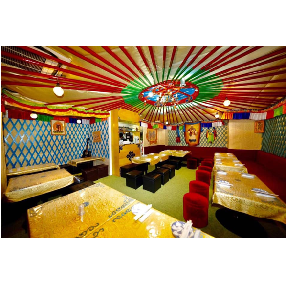 新宿・歌舞伎町のビル2階に広がるモンゴルの異空間。一歩足を踏み入れれば、そこは現地の雰囲気を感じさせる装飾と温かいおもてなしが待っています。全席ソファー席となっており、長時間の宴会や女子会でもゆったりとお寛ぎいただけます。45名様までの貸切にも対応しており、各種パーティーに最適です。