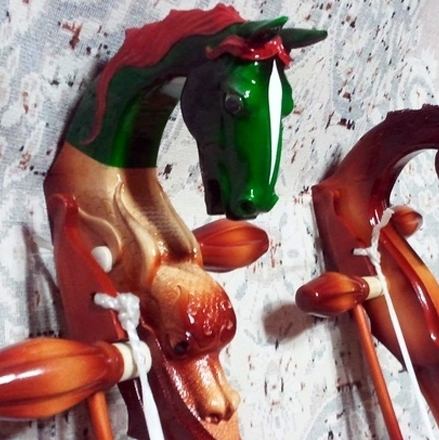 毎週金曜日と土曜日には、伝統楽器の馬頭琴による【モンゴル生演奏】を開催しております。力強くも心地よい音色に包まれながら頂くお食事は、格別の味わい。音楽とお酒に酔いしれる、賑やかな夜をお過ごしください。テレビも完備しており、スポーツ観戦やイベント利用もご相談可能です。