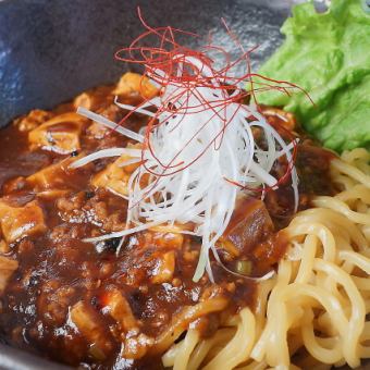 元祖紅焔そば ライスと温泉卵のセット1150円（税込）