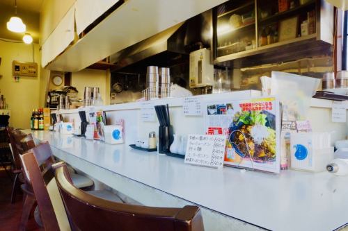 1人でも気軽に食事ができるカウンター席。忙しいランチ時などにサッと立ち寄れる雰囲気。