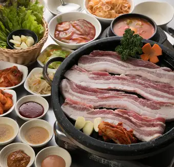國生產五花肉套餐（共7道菜）/ 2.5小時暢飲，售價3880日圓（假日及假日前一天為2小時）