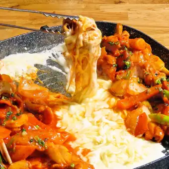 チーズタッカルビコ-ス全6 品/2.5時間飲み放題付 3380円(祝日と祝日の前の日を2時間利用可能)