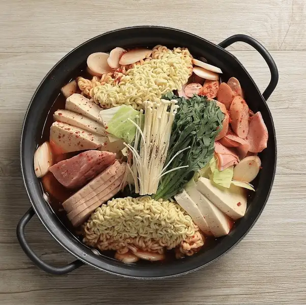 【韓国鍋 コース】「ブデチゲ、カムジャタン鍋、チュックミ鍋」2.5時間飲み放題付き全7 品税込み 3580円　