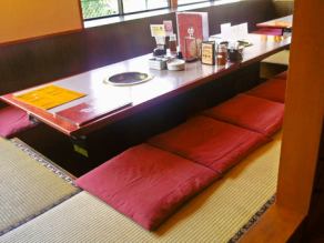 The tatami mat seats are digging, so children and adults can enjoy their feet comfortably.