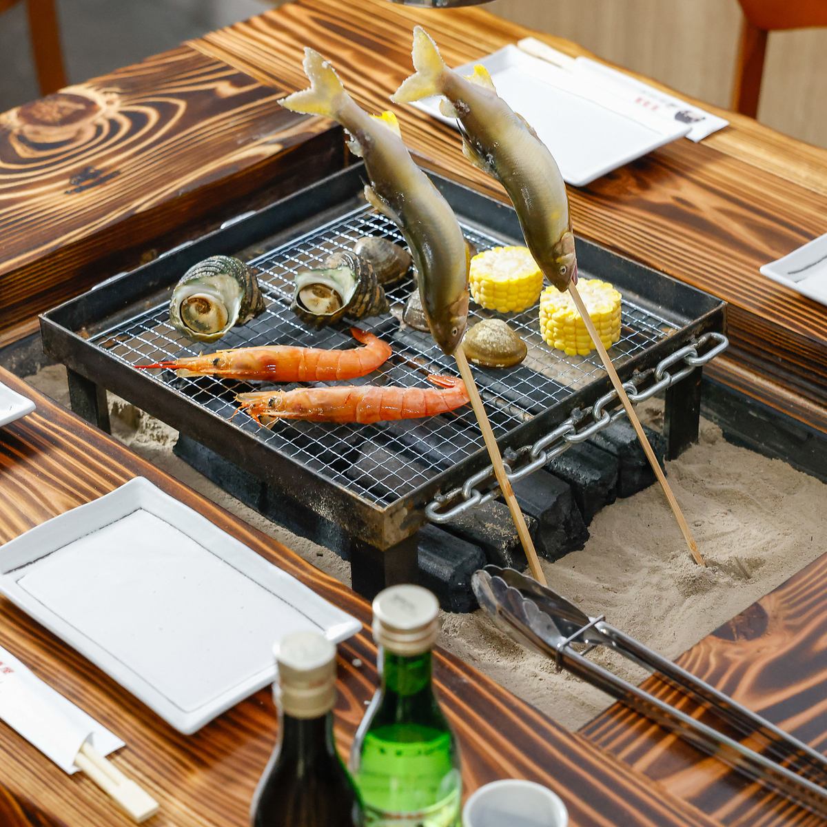 囲炉裏を囲んで楽しむ新鮮な魚介や、豊富な創作料理を堪能