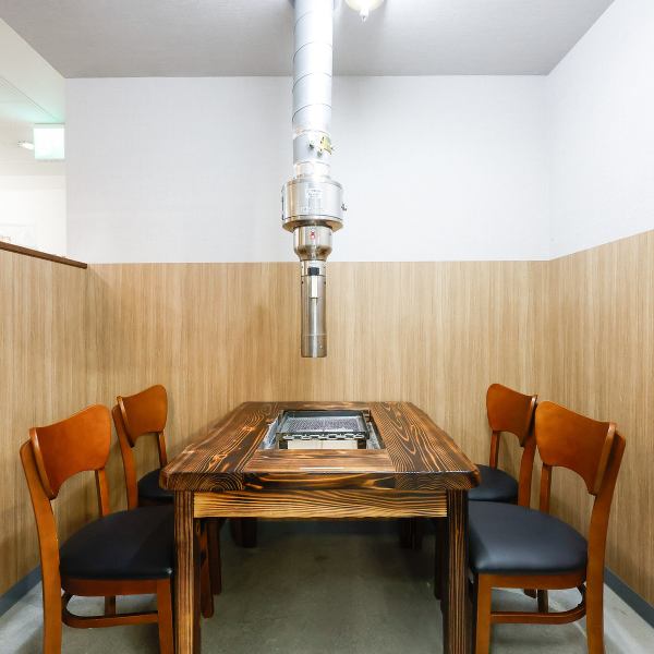 【趣のある囲炉裏を囲んで楽しいひとときを】当店の看板である囲炉裏のお席!お好きな食材をご自身で焼いていただきます。普段は中々体験できない、囲炉裏を囲んで団らんする素敵なひとときをお過ごしください♪(※事前予約制です。囲炉裏席を当日ご予約希望の方はお電話にてお問い合わせください。)