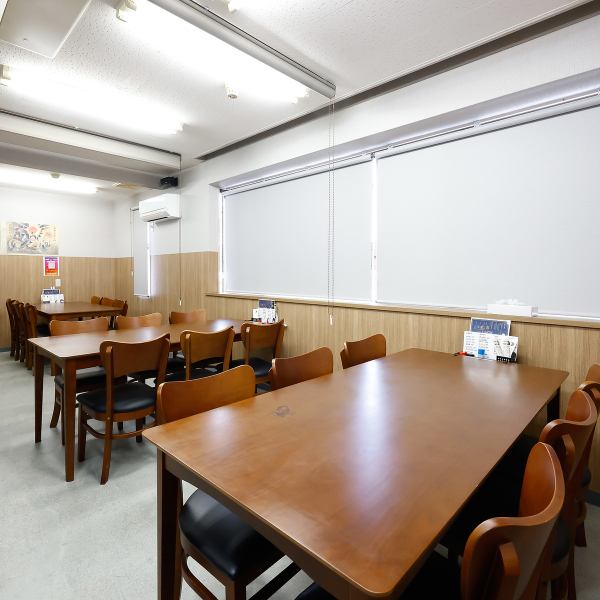 【広々としたテーブル席はご宴会にも最適】開放感のあるゆったりとした店内には、4名席×2卓、6名席×3卓のテーブル席を完備しております。ちょっとした飲み会をはじめ、ご家族・親戚の集まりや団体様のご宴会など多彩なシーンでご利用いただけます!