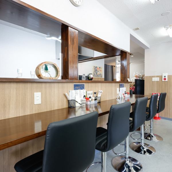 【おひとり様大歓迎!カウンター席も完備】カウンター席は8席ご用意しております。お仕事終わりやちょい飲みにも、おひとり様からお気軽にご利用いただけます!無料の駐車場もご用意しておりますので、お車でご来店の方も安心◎