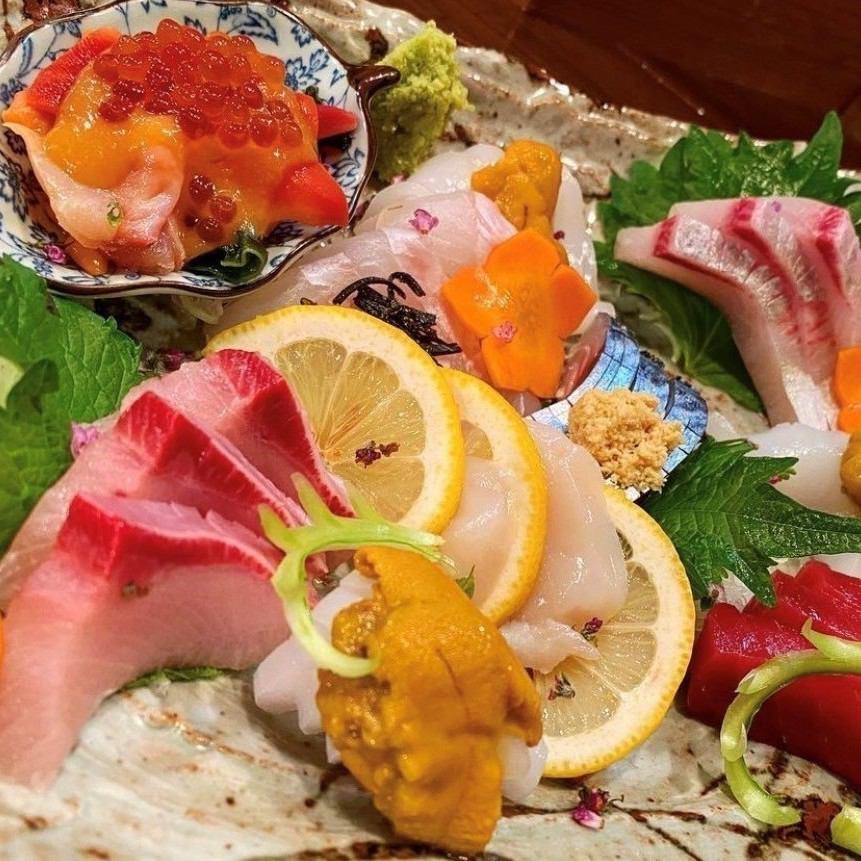 您可以在安靜的空間中享用新鮮的生魚片和釜飯。