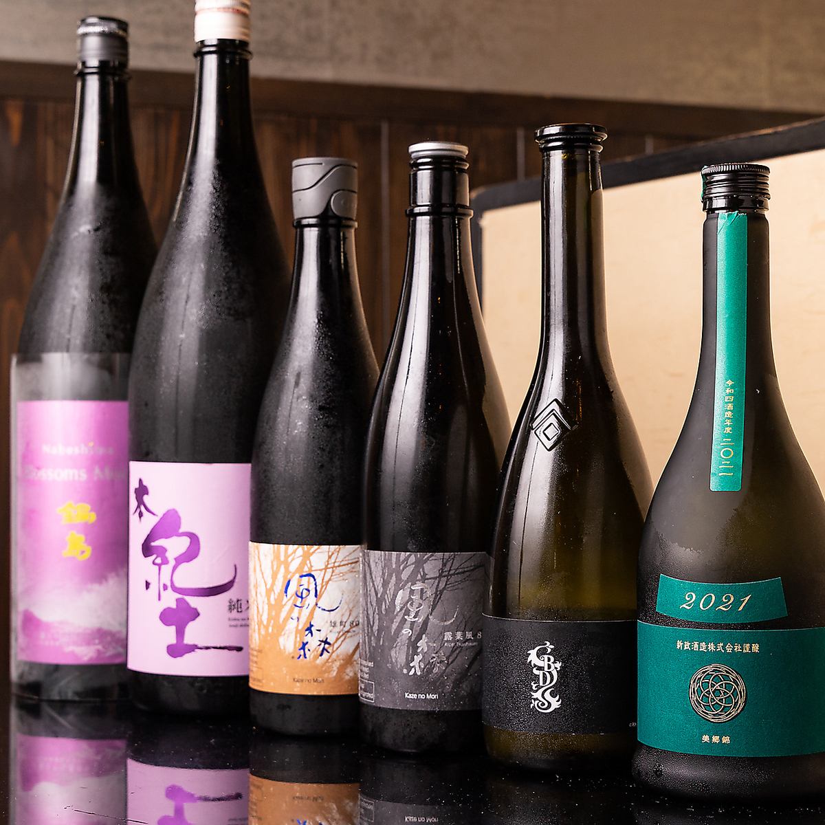 We offer 50 types of sake. Enjoy delicious dishes made with seasonal fish!