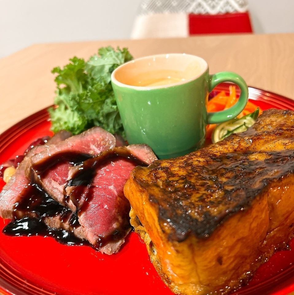 昼は映えカフェ、夜は大人のダイニングバー