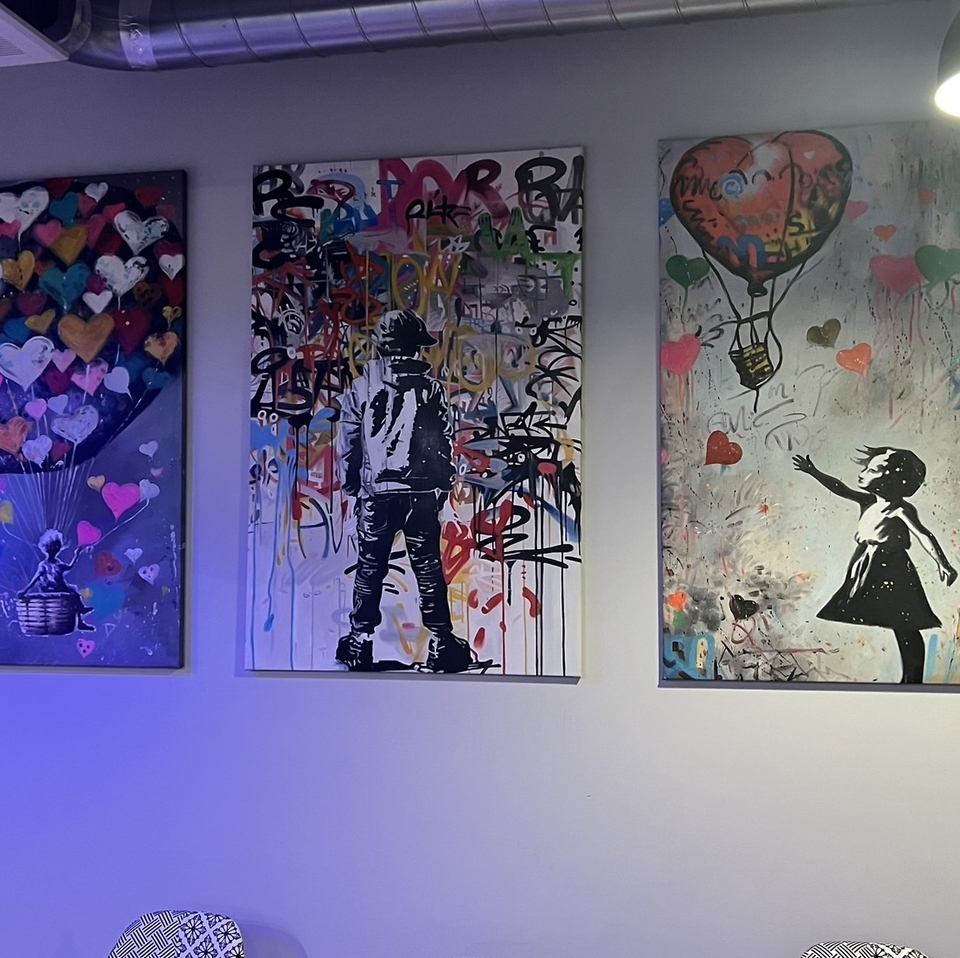 バンクシーのアートと映え料理が話題の注目カフェ。