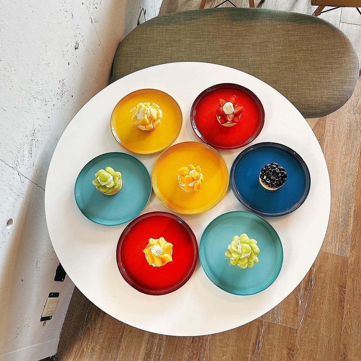 ルクルーゼの器が彩る、どこを切り取っても絵になるおしゃれ空間