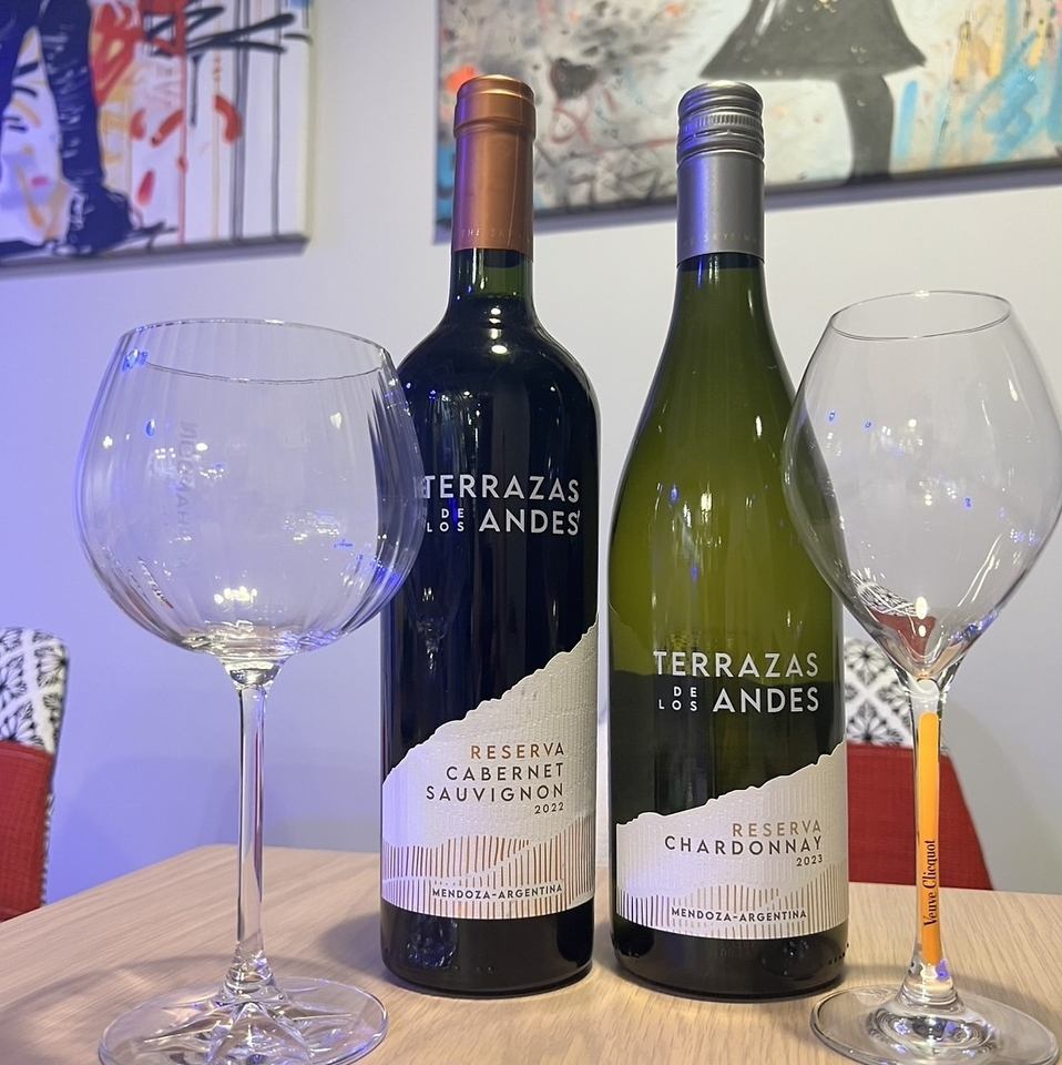 彩り豊かなプレートとワインで語らう、夜時間にぴったりのお店