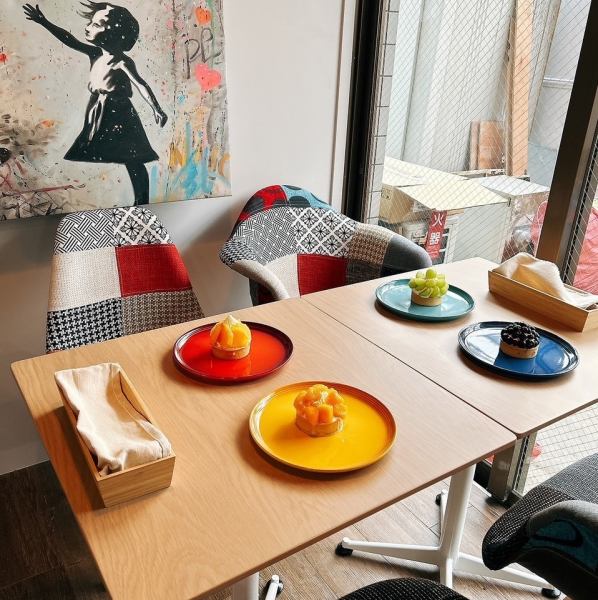 店内奥にはバンクシーアートが飾られたテーブル席があり、落ち着いた照明と打ちっぱなしの壁がシックな雰囲気を演出。アートを眺めながら過ごす時間は、まるで小さなギャラリーにいるよう。デートや女子会など、ゆったり会話を楽しみたいシーンにぴったりで、写真映えも抜群です。